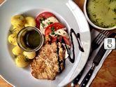 białą mozzarellą, podaną z gotowanym kalafiorem i ziemniakami
