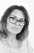 Absolwentka Wydziału Grafiki i Scenografii Akademii Sztuk Pięknych w Warszawie i Studium Kosmetyki i Charakteryzacji w Warszawie. Stale współpracuje z Uniwersytetem Muzycznym F.