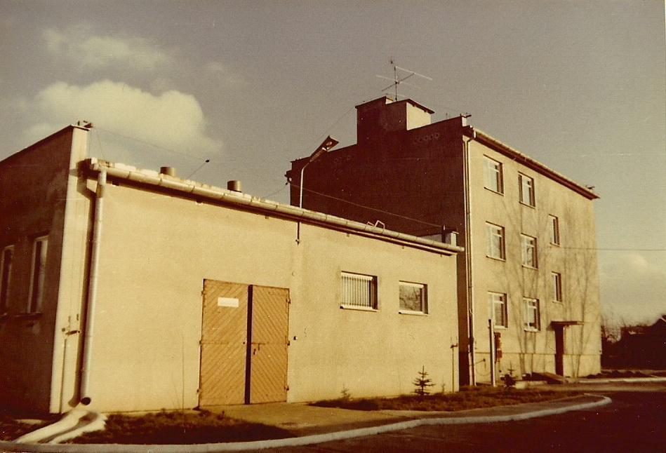 Nowa lecznica - listopad 1986 r. Przecina wstęgę lek.wet.