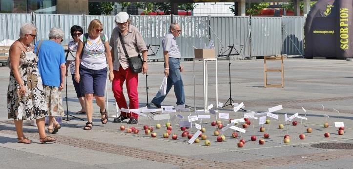 jak prawidłowo przenieść widziane obiekty i ich proporcje na płaszczyznę kartki, jak uzyskać wrażenie trójwymiarowości, jak poprawnie operować światłocieniem.