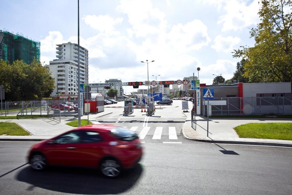 P+R Metro Ursynów al. Komisji Edukacji Narodowej 100. Parking naziemny przy stacji metra Ursynów Otwarcie - 11 grudnia 2009 roku. Liczba miejsc parkingowych 166, w tym dla niepełnosprawnych 7.