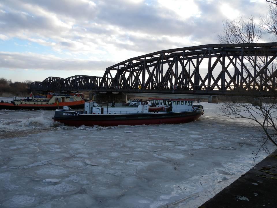 ETAP III Mosty w Kostrzynie najniższe na Odrze granicznej (prześwit pionowy 3,67 przy stanie WWŻ) Mosty bardzo utrudniają pracę lodołamaczy, mogąc c uniemożliwi liwić przejście jednostek do zatorów w