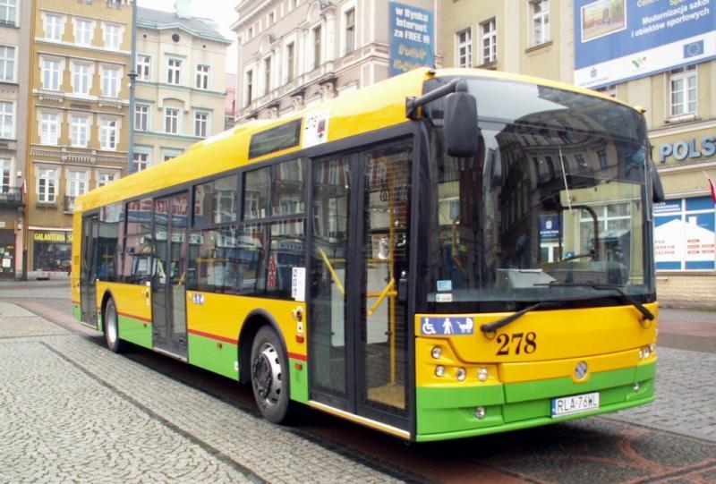 Początek programu testowego autobusów na LNG Prezentacja autobusu LNG na rynku w Wałbrzychu Tankowanie autobusu z