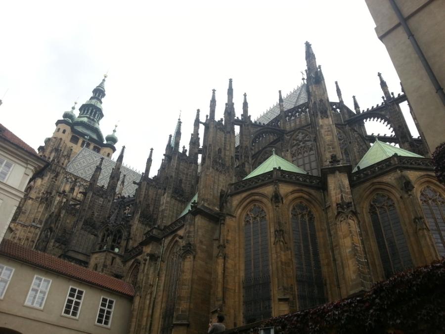 Katedra św. Wita Jeśli po zwiedzaniu Hradczan nie bolą Was jeszcze nogi, polecam zejście Zameckimi Schodami w kierunku dzielnicy Mala Strana.
