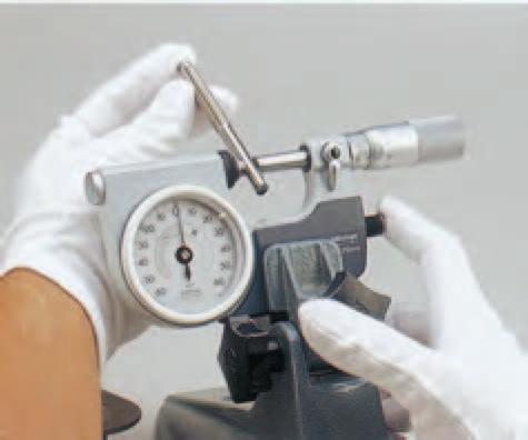 Podziałka,1 mm Podziałka czujnika,1 mm zegarowego Dokładność 2 µm mikrometru Dokładność czujnika 1 µm chromowane, ø 21 mm Płaskość,3 µm Równoległość,6 µm dla modeli do 5 mm 1 µm dla modeli powyżej 5