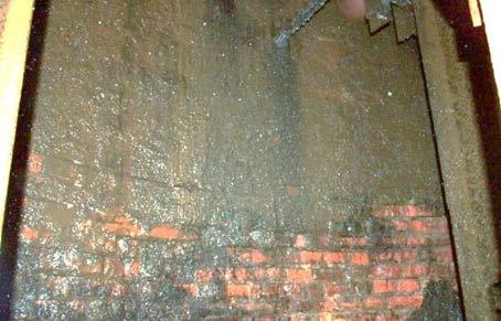 Rys. 3. Złuszczona obudowa szybu wykonana z cegły do głębokości dochodzącej do 20 cm (Bobek i in. 2015) Fig. 3. Damaged brick wall to the depth of 20 cm (Bobek et al.
