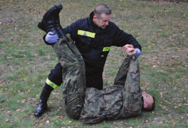 podtrzymaj upadającego lub złagodź jego upadek, ułóż poszkodowanego na plecach, oceń stan ogólny poszkodowanego i sprawdź, czy prawidłowo oddycha, poluźnij krawat, rozepnij kołnierzyk, zapewnij