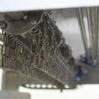 Odsklepiny wpadają bezpośrednio do wytłaczarki 50 kg/h, natomiast miód skapujący z ramek spływa po podgrzewanej od strony odbiornika wanience (temperatura regulowana jest za
