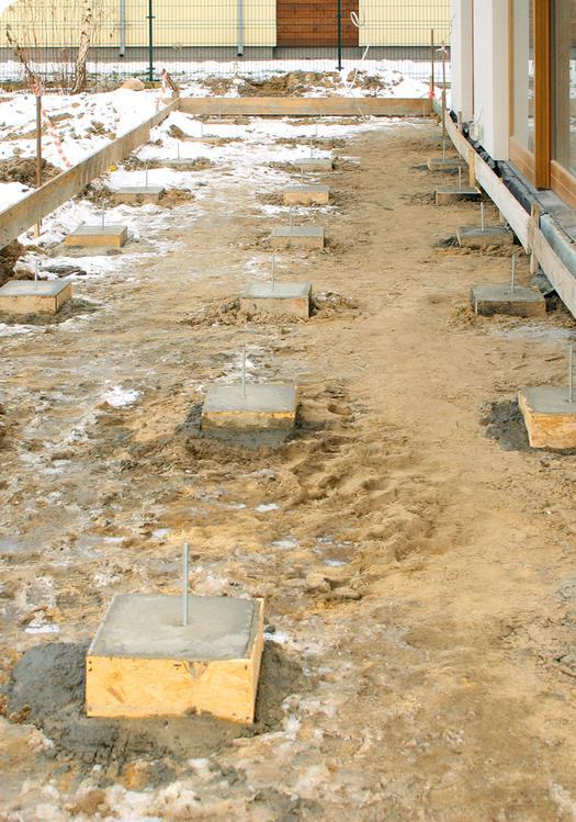 Stopy fundamentowe pod lekką konstrukcję mają przekrój kwadratu o boku 30 x 30 cm i są rozmieszczone w kilku rzędach. W każdej z nich podczas betonowania umieszcza się stalową kotwę fot.