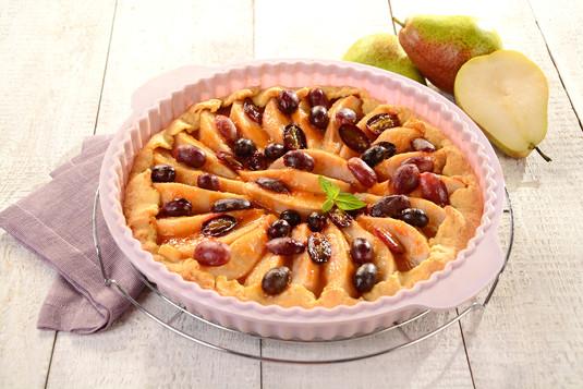 Tarta gruszkowa z winogronami 50 minut Łatwe mąka - 200 gramów Kostka do pieczenia Kasia - 150 gramów cukier - 6 łyżek sól - 1 szczypta żółtko - 1 sztuka gruszki - 800 gramów sok z cytryny - 1 sztuka