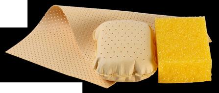 7,5 cm), coarse sponge for insects removal from glass (12 x 8 x 4 cm), 3 pieces of universal cloth (38 x 34 cm)