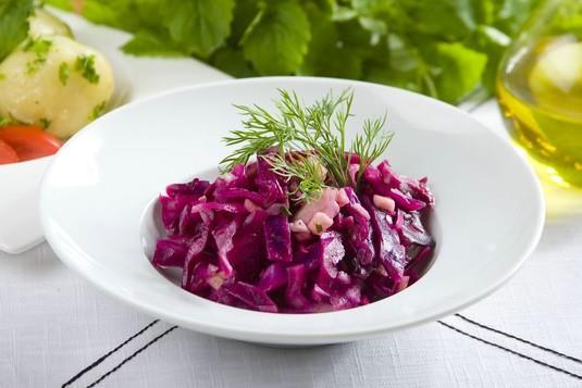 5 sposobów na witaminy w zimowej diecie Za oknem zimno, wokół wszyscy kaszlą, kichają i zarażają wirusami. W tym czasie niezwykle ważna jest zbilansowana dieta, pełna witamin i składników odżywczych.