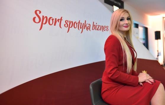 Strefa Gold z 1600 Miejscami Biznesowymi posiada przestronną restaurację z tarasem dla gości oraz panoramiczne okna wychodzące