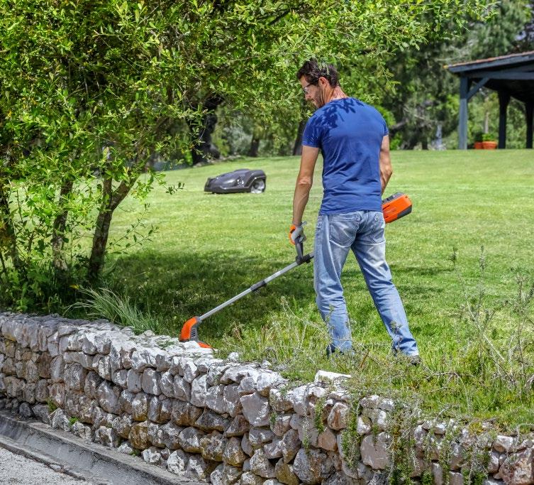 BATTERY SERIES 9 NOWOŚĆ HUSQVARNA RIDER BATTERY Nasza pierwsza kosiarka samojezdna z napędem akumulatorowym. Nie wytwarza spalin i jest cicha, dzięki czemu nie zakłóca spokoju sąsiadom.