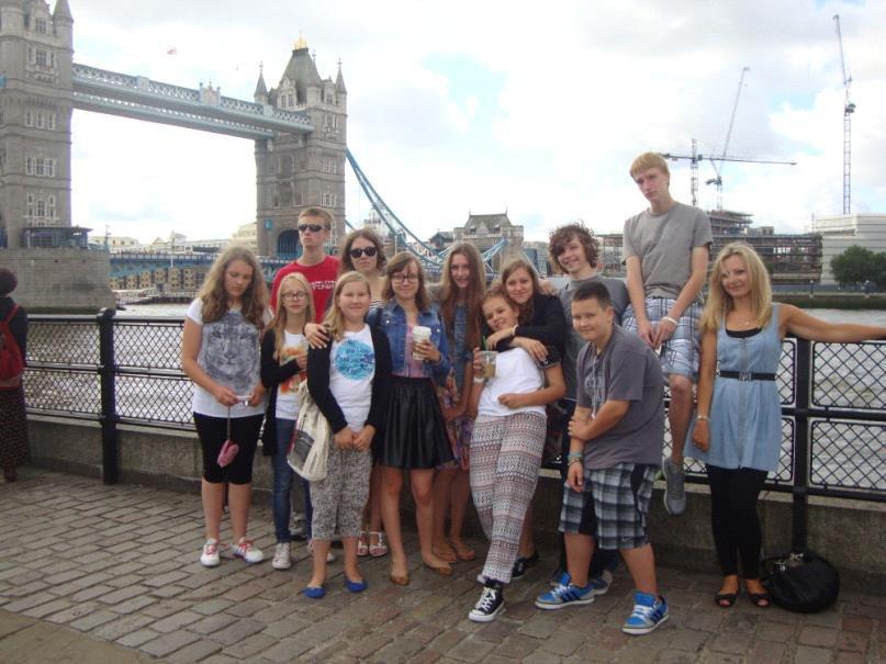 Dzień 4 Dzień w Londynie: Tower of London / z zewnątrz/, jeden z symboli miasta, kiedy twierdza, więzienie, miejsce tortur obecnie popularna turystyczna atrakcja, Tower Bridge, bogato zdobiony,
