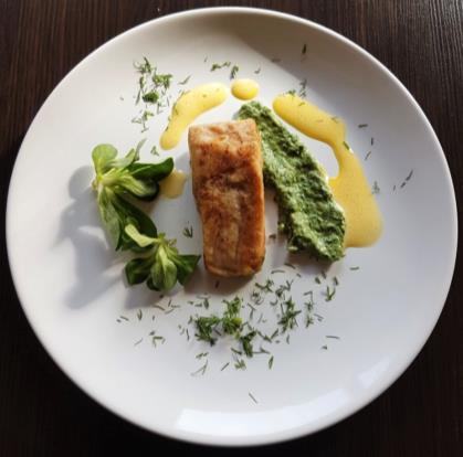 14. Restauracja Do Syta, Zieleń 17A Danie główne Uniejowska rybka Tołpyga smażona na masełku, podana z puree z zielonego groszku i szpinaku z awokado z