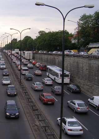 Zróżnicowanie podziału zadań przewozowych ze względu na położenie i funkcję obsługiwanego obszaru miasta 3000 osób 50 % udziału transportu zbiorowego (15 autobusów x 100 pasażerów) 50 % udziału