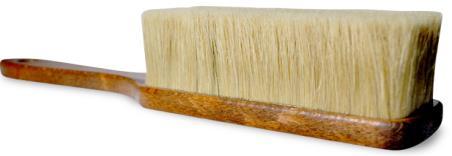 Szczotka do mycia samochodu D posiada gęste, miękkie włosie naturalne o wysokiej jakości nie niszczące powłoki lakieru, korpus wykonany z mocnego lakierowanego drzewa.