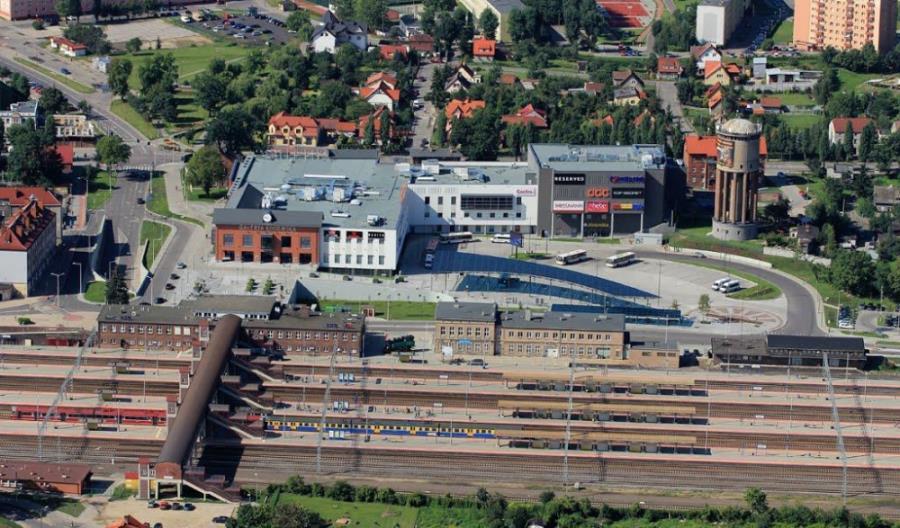 6. FUNKCJONALNOŚĆ OBIEKTÓW DWORCOWYCH NA TERENIE WĘZŁÓW PRZESIADKOWYCH W przypadku części węzłów przesiadkowych dobrym rozwiązaniem jest stosowanie punktów usługowych i handlowych bądź to w obrębie