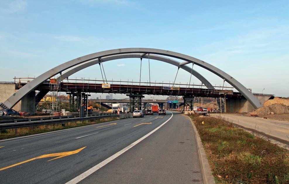 Węzeł Murckowska Fot. 1. Budowa wiaduktu nad autostradą A4 Trudne warunki jazdy autostradą A4 na Al.