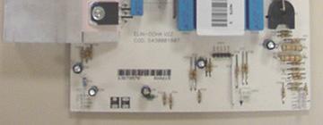 2. Prawy panel elektroniki indukcji ( right) Nowe rozwiązania elektroniki płyt indukcyjnych integrują wszystkie elementy elektroniczne związane z polami grzewczymi nr i, które to elementy w
