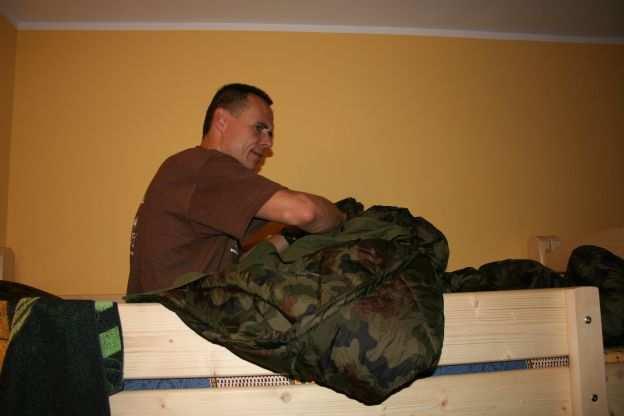 przymusowa pobudka dla wszystkich uzależnionych od jednego porannego ptaszka w grupie.