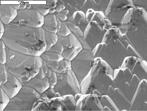 warstwa-podłoże skład chemiczny wiązania wodorowe ograniczenie odbicia światła parametry pracy ogniwa 51 Struktura powierzchni krzemu multikrystalicznego Zdjęcie powierzchni krzemu