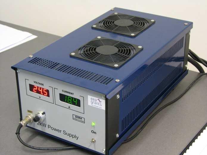 1 Symulator światła słonecznego, inaczej oświetlacz (9 żarówek halogenowych, 24 V, 250 W każda) Ząbkowany statyw, umożliwiający regulację odległości źródła światła od ogniwa (konieczność
