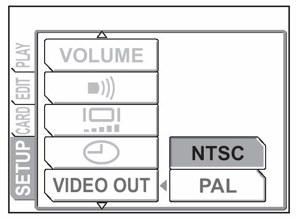 4 Naciśnij strzałkę lub, aby wybrać system [NTSC] lub [PAL], po czym naciśnij przycisk OK/MENU. Ustawiony zostanie typ sygnału wideo. Naciśnij przycisk OK/MENU, aby wyjść z menu.