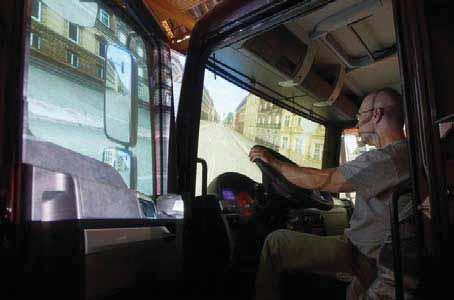 Oprócz jazdy samochodem osobowym (np. Toyota Yaris, Fiat Punto, Peugeot 207), można również wybrać samochód osobowy z przyczepą, autobus, ciągnik siodłowy TIR oraz samochód terenowy.