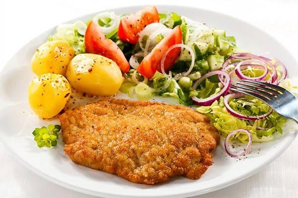 Kotlet schabowy + dodatki Pyszny, własnoręcznie ubity ze świeżego schabu, z młodymi