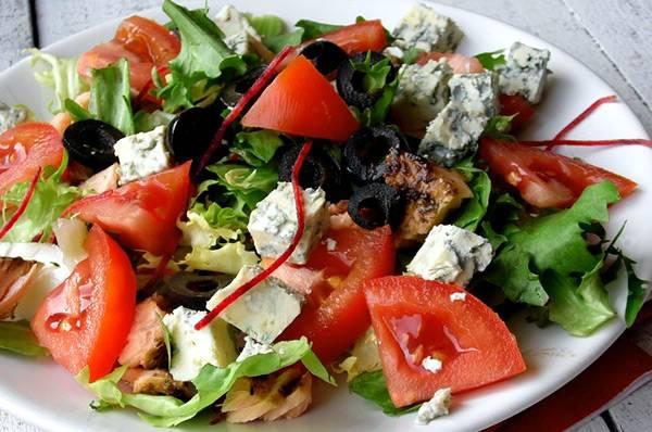 Sałatka grecka Mix sałat, ser feta, pomidor, ogórek świeży, papryka, sos