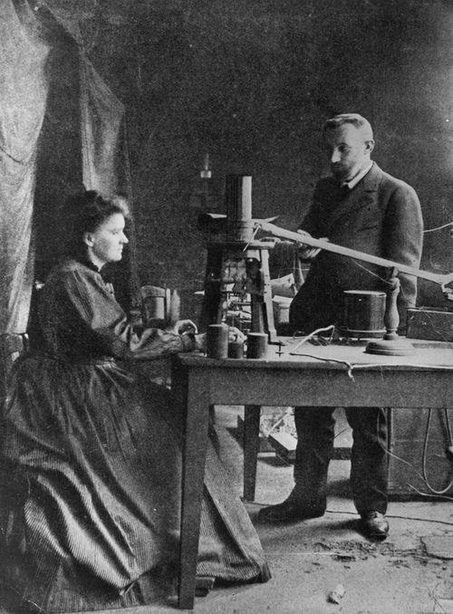 18 lipca 1898 Maria Skłodowska-Curie i jej mąż Piotr Curie poinformowali świat, że odkryli polon. Uczeni nazwali nowy pierwiastek na cześć Polski.