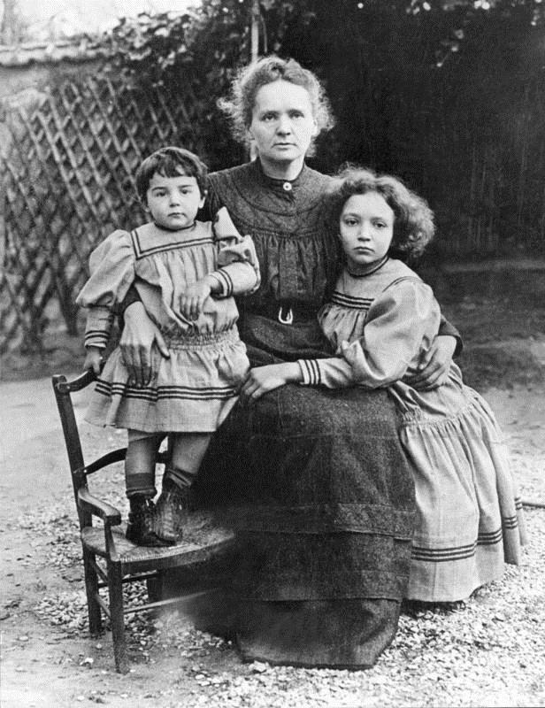 Maria Skłodowska-Curie była matką dwóch córek Eve i Irene. Irene podzielała zainteresowania matki, a ta przekazywała jej swoją wiedzę i doświadczenie.