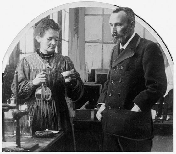 Małżonkowie Curie sami poddawali się eksperymentom, wykorzystując do badań odkryte przez siebie pierwiastki.