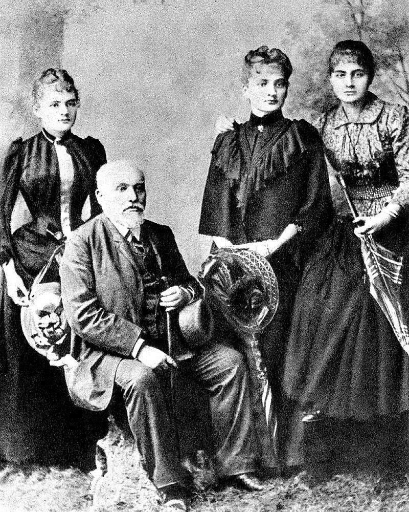 Władysław Skłodowski oraz, od lewej, Maria, Bronisława, Helena, 1890 Nie każdy wie, że pierwszą z sióstr Skłodowskich, która rozpoczęła studia we Francji nie była Maria a Bronisława.