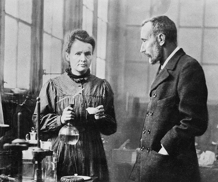 W czasie studiów poznała swojego przyszłego męża wybitnego naukowca, fizyka Pierre'a Curie, a następnie wraz z nim rozpoczęła pracę w laboratorium Henri ego