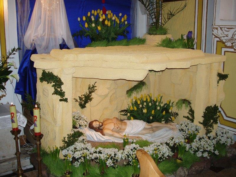 W Wielki Piątek był zwyczaj strojenia grobu Chrystusowego.