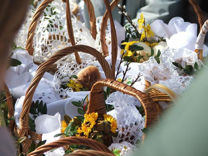 Wielka Sobota jest ostatnim dniem postu. Rano w kościele święci się pokarmy, a wieczorem także ogień i wodę.