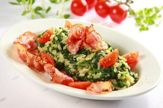 Risotto ze szpinakiem i boczkiem 45 minut 4 osoby Średnie ryż arborio - 350 gramów Rosół z kury Knorr - 1 units:unit masło - 6 łyżek mała cebula - 1 sztuka woda - 750 mililitrów świeży lub mrożony