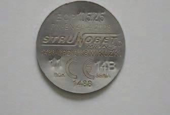 Norma [7] dopuszcza wady lub nieregularności powierzchni betonu ograniczone do średnicy poniżej 25 mm i głębokości do 5 mm pod warunkiem, że grubość otulenia stali nie będzie mniejsza od wartości