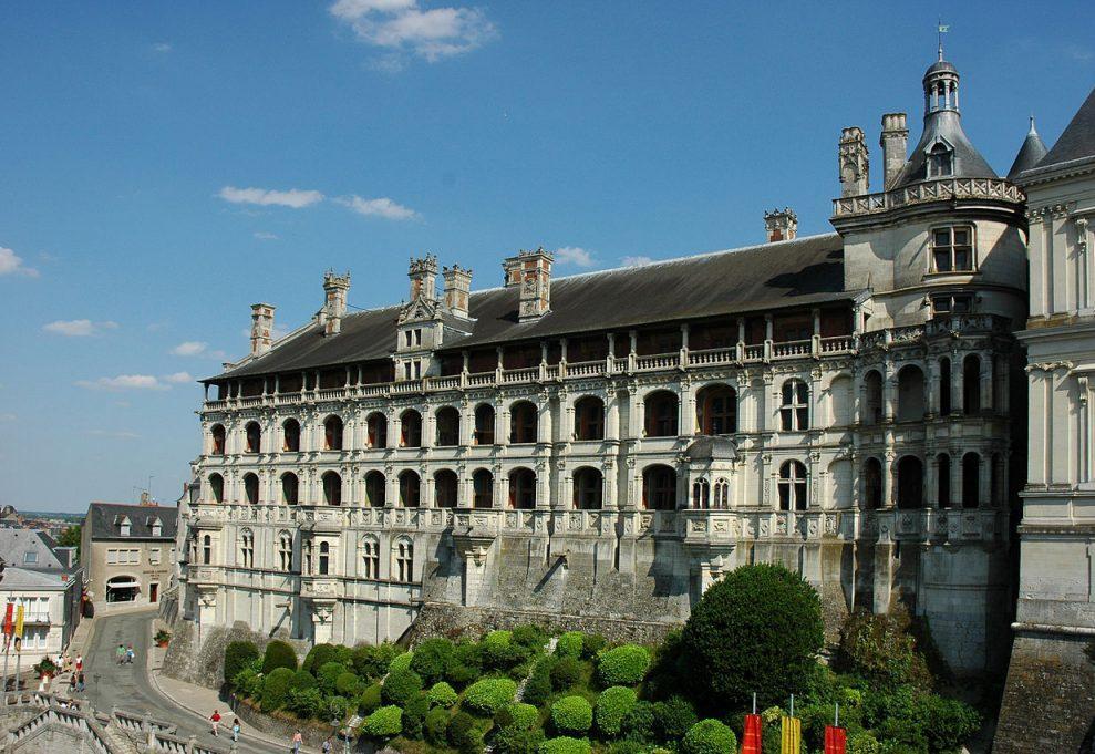 DZIEŃ 1 Spotkanie na lotnisku, przelot do Paryża. Lądowanie późnym popołudniem. Przejazd do hotelu w Dolinie Loary. Kolacja, spacer i nocleg.