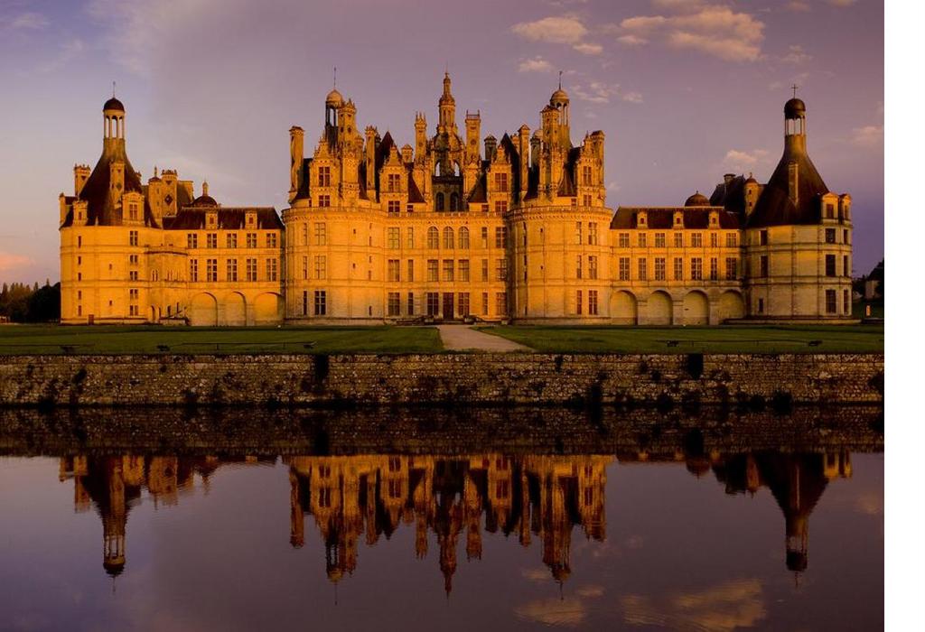 Następnie przejazd do Chambord, bo największym spośród zamków nad Loarą jest zamek w Chambord, uznawany za jedno z najbardziej imponujących dzieł renesansu.