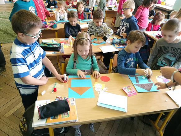 Uczestnicząc w lekcji pokazowej dowiedziały się jak pomagać ptakom w przetrwaniu zimy.