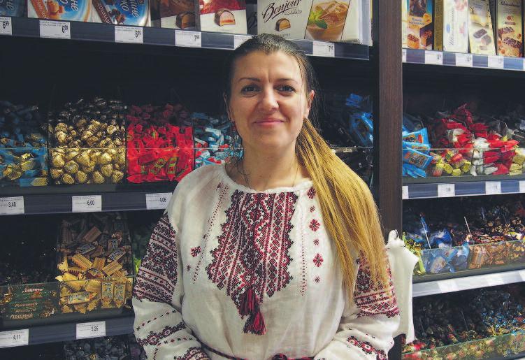 18 prosto z miasta Lipiec 2017 r. Sklep z konfietkami, słoniną i kiszonymi pomidorami W tym sklepie jest ruch. Przychodz¹ Ukraiñcy, Rosjanie i Polacy.