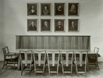 [262] Il. 11. Kopie portretów znanych torunian, pędzla Karla Hemmerleina (1896 1970), Ratusz Staromiejski, gabinet burmistrza (ob. Sala Królewska). Fot. Kurt Grimm, 1942. Fot. Muzeum Okręgowe w Toruniu.