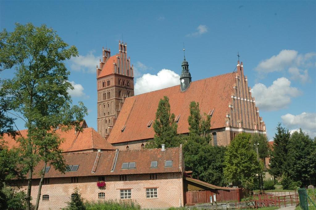 Kościół pod wezwaniem Najświętszego Zbawiciela i Wszystkich Świętych Bazylika Mniejsza: pochodząca z XIV wieku wspaniała gotycka kolegiata wybudowana w latach 1357-1389 na bagnie, przypuszczalnie na