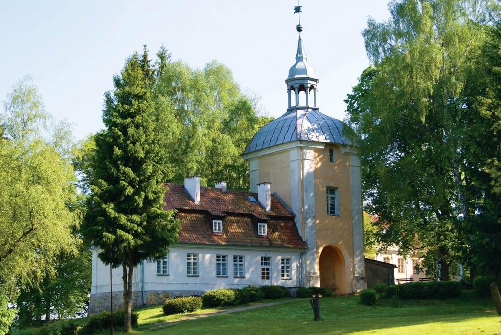 Cmentarz z XV-XVIII wieku, Kapliczka w narożniku ogrodzenia kościelnego, Kapliczka przydrożna z końca XIX wieku, Plebania z 1806 roku, obecnie dom, Dom z końca XIX wieku, Podleśna: Dwie kapliczki