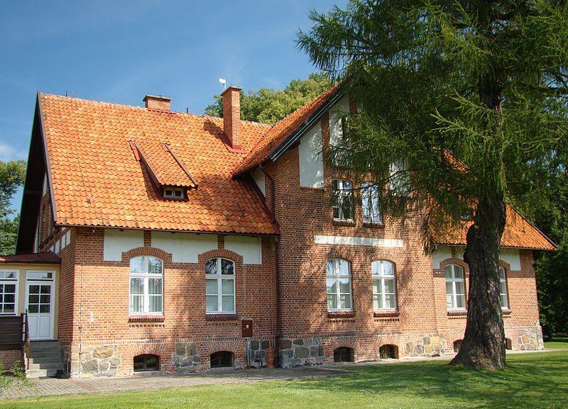 Stary Dwór: Kapliczka przydrożna z 1872 roku, Dwie kapliczki przydrożne z początku XX wieku, Wichrowo: Budynek nadleśnictwa z 1905 roku. Rysunek 20 Budynek nadleśnictwa - Wichrowo (źródło: https://pl.