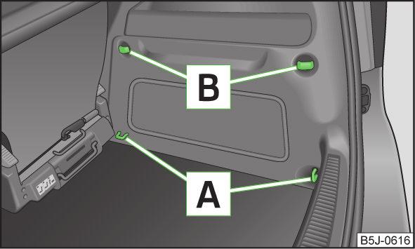 (ciąg dalszy) Podczas przewożenia w powiększonej przestrzeni bagażowej uzyskanej przez złożenie oparcia fotela tylnego przymocowanych przedmiotów o ostrych krawędziach, zwracać szczególną uwagę na